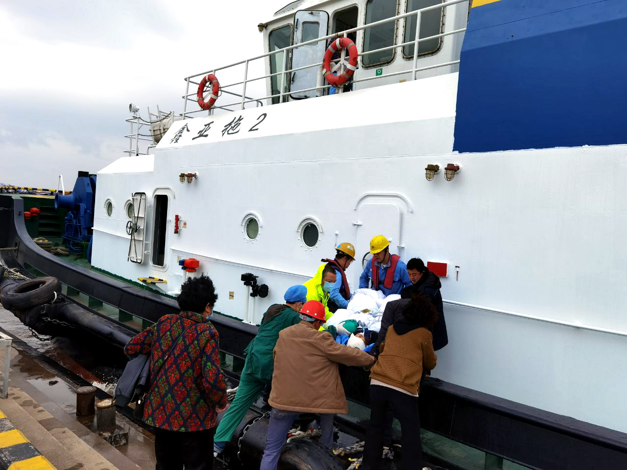 大风停航天，，，，一海岛住民突发重病，，，，“环球360拖2”紧抢救援……_环球360