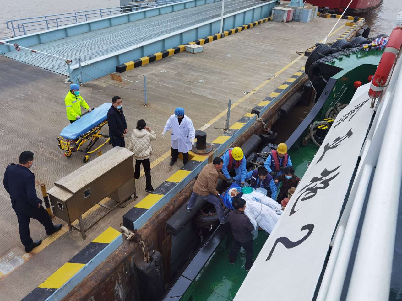 大风停航天，，，，一海岛住民突发重病，，，，“环球360拖2”紧抢救援……_环球360