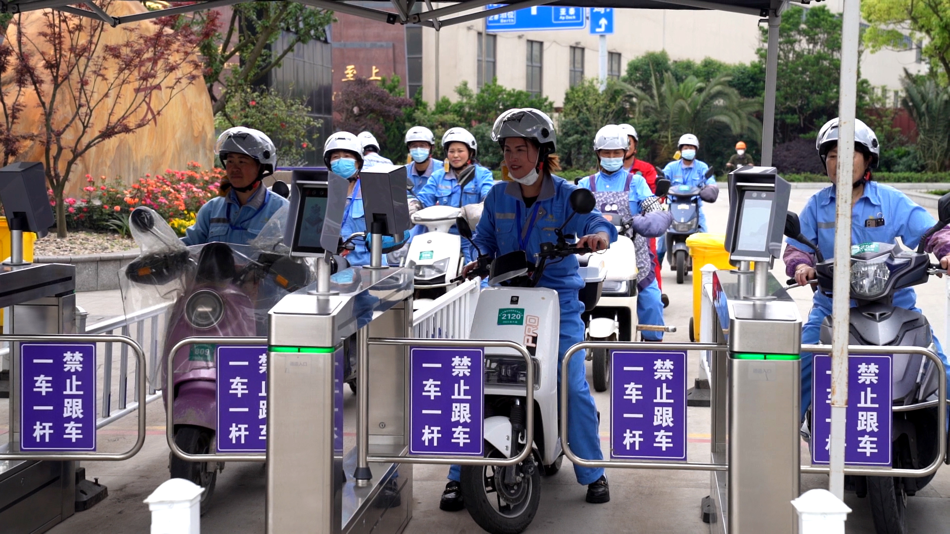暖心关爱，，，，环球360又一次发放电瓶车头盔_环球360