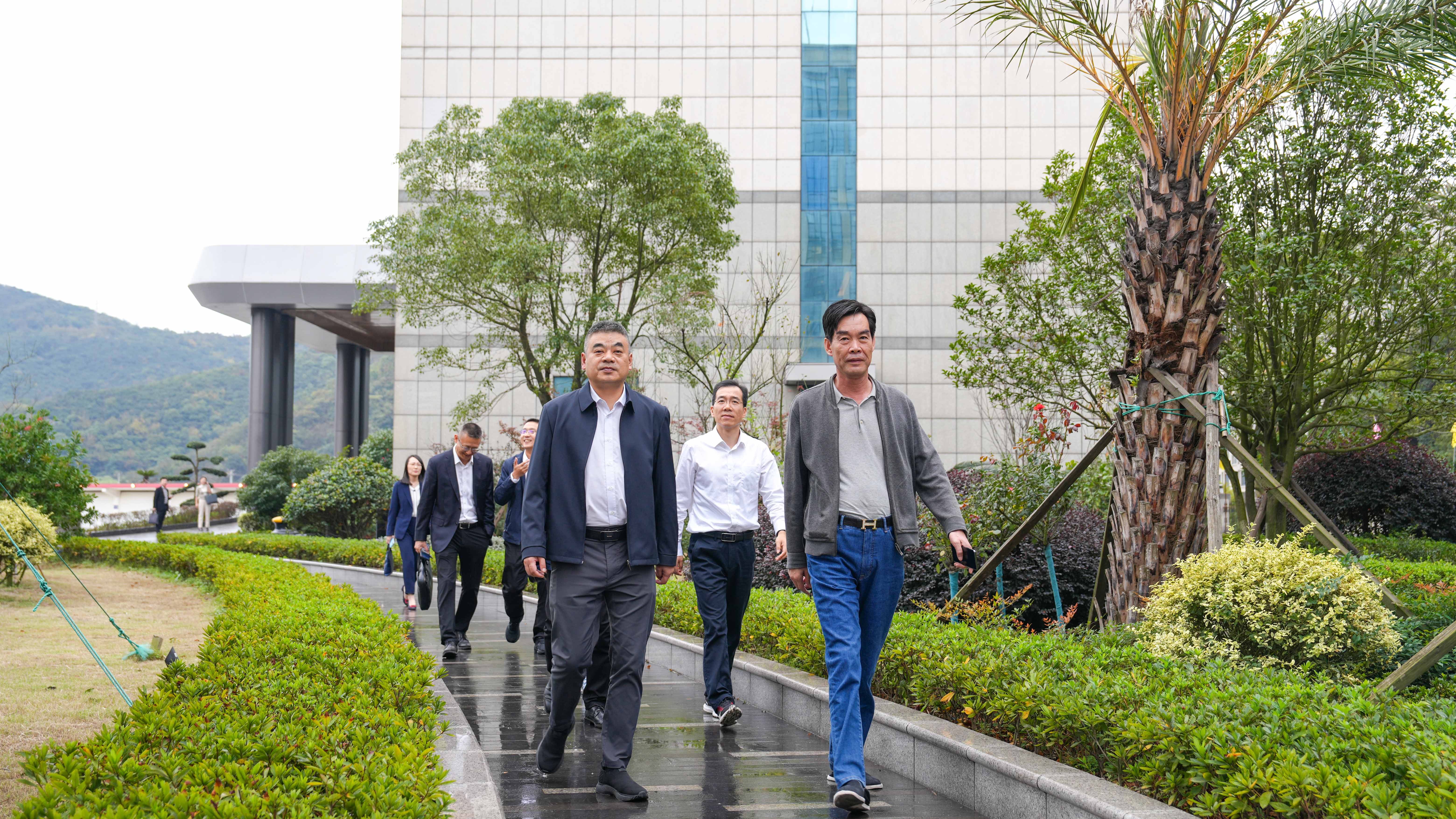 区委书记孙志龙一行莅临我司调研_环球360