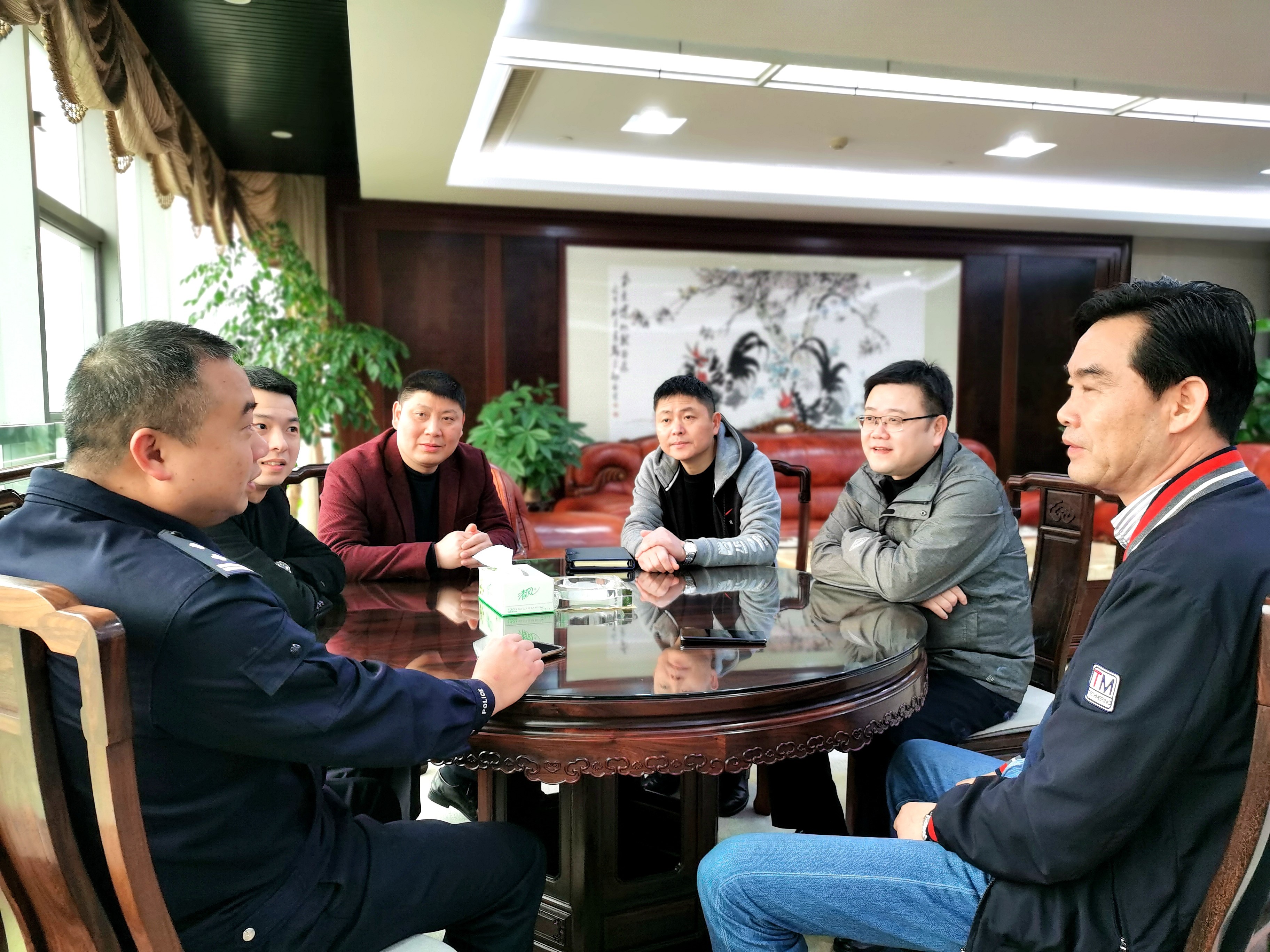 普陀区副区长张宏华莅临我司调研_环球360